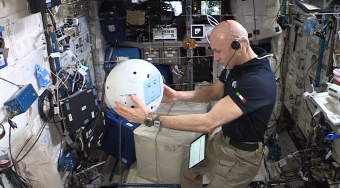 Esa, il robot Cimon-2 aiuta gli astronauti nello spazio